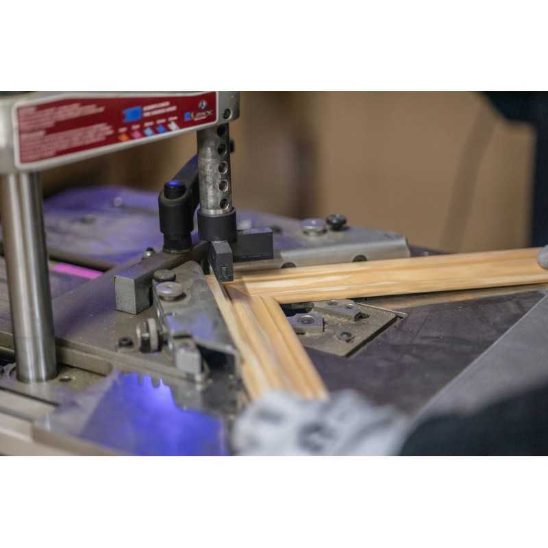 Assemblage cadre par agrafes